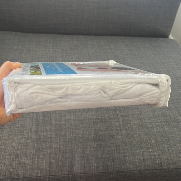 NWT Linenspa Twin XL Mattress Protector - Picture 3 of 3